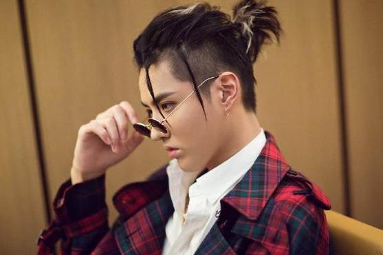 丸子头不是女生的专属,男生也都爱这发型,包括男明星!