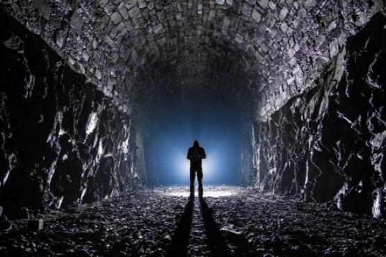 地底真的存在另一种人类?研究员曾钻孔10000米,最后却匆忙放弃