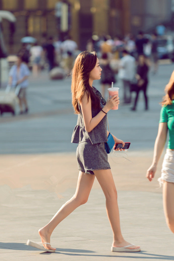 路人街拍,唯美小姐姐穿复古波点裙,皮肤白皙,这腿真的好修长