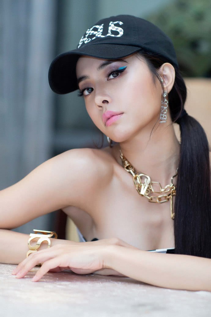 蔡依林晒庆生照,捧脸托腮露娇羞,38岁依旧很少女