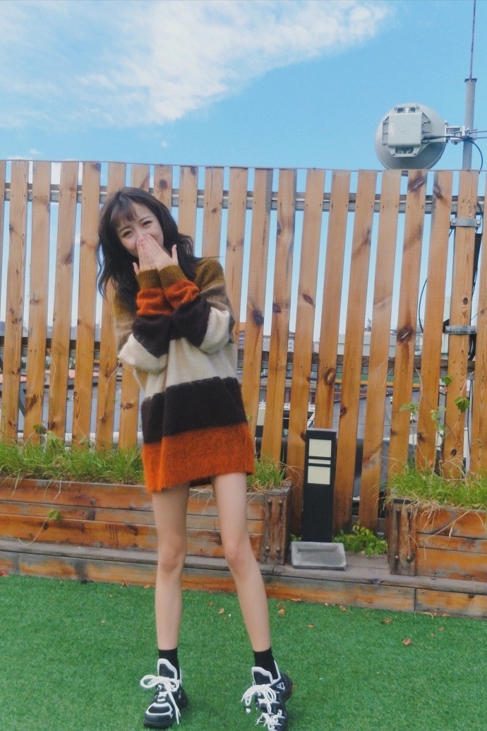 虎牙莉哥晒美照,竟有1米8的大长腿?她亲自回应:是p的