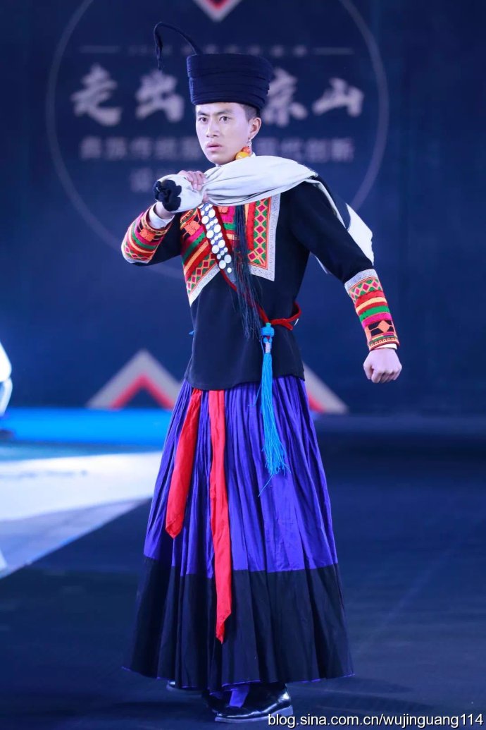 惊艳：传统彝族服装传出新亮点（图）