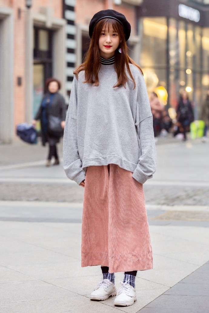 街拍:街头时尚的针织衫美女,休闲动感的百变穿搭,前卫感十足!