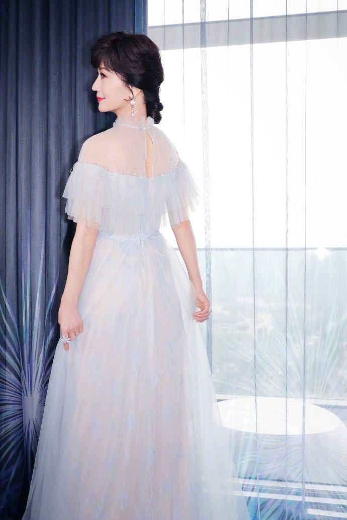 不愧是最美白娘子,64岁的赵雅芝穿上白色连衣裙,依旧美如天仙