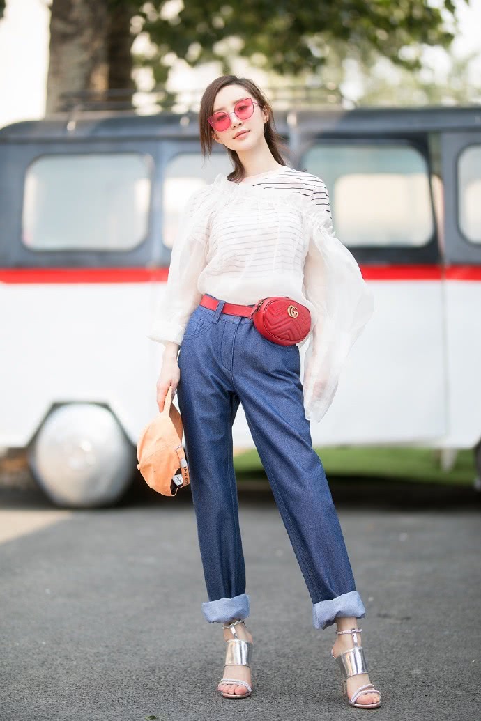 舒畅扎麻花辫,穿一身古典学生装还原"年代感"说她13岁我都信