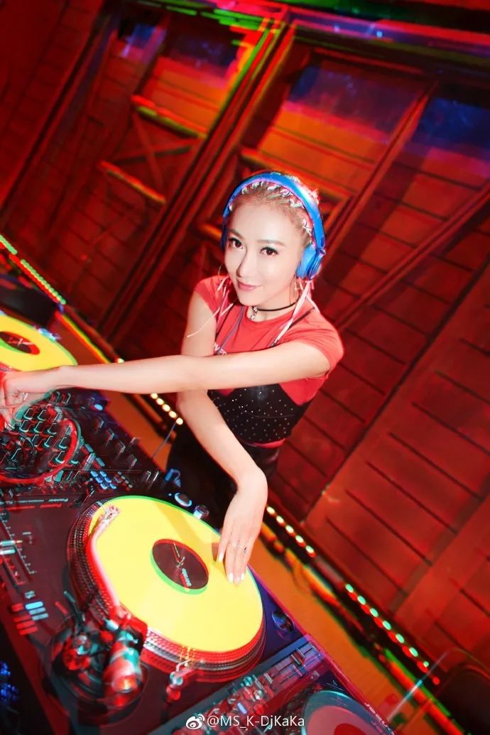 出道就开始领跑同行,不仅是第一个在pioneer先锋杯dj大赛获得满分的