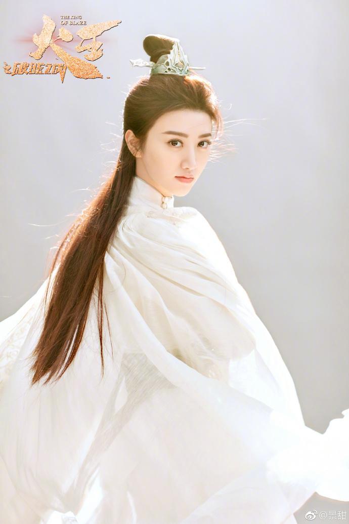 景甜回家追新剧,妈妈叨叨"看不懂",网友却看出了豪华装修风格_新浪新