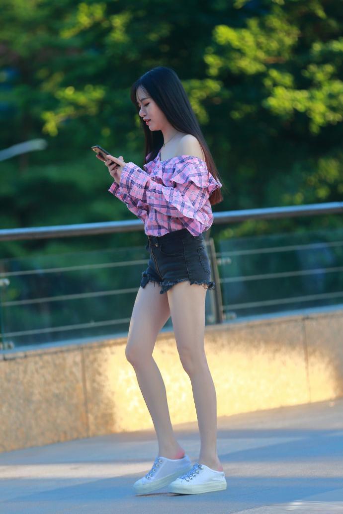 街拍热裤非常的有魅力穿上之后能散发着迷人气息