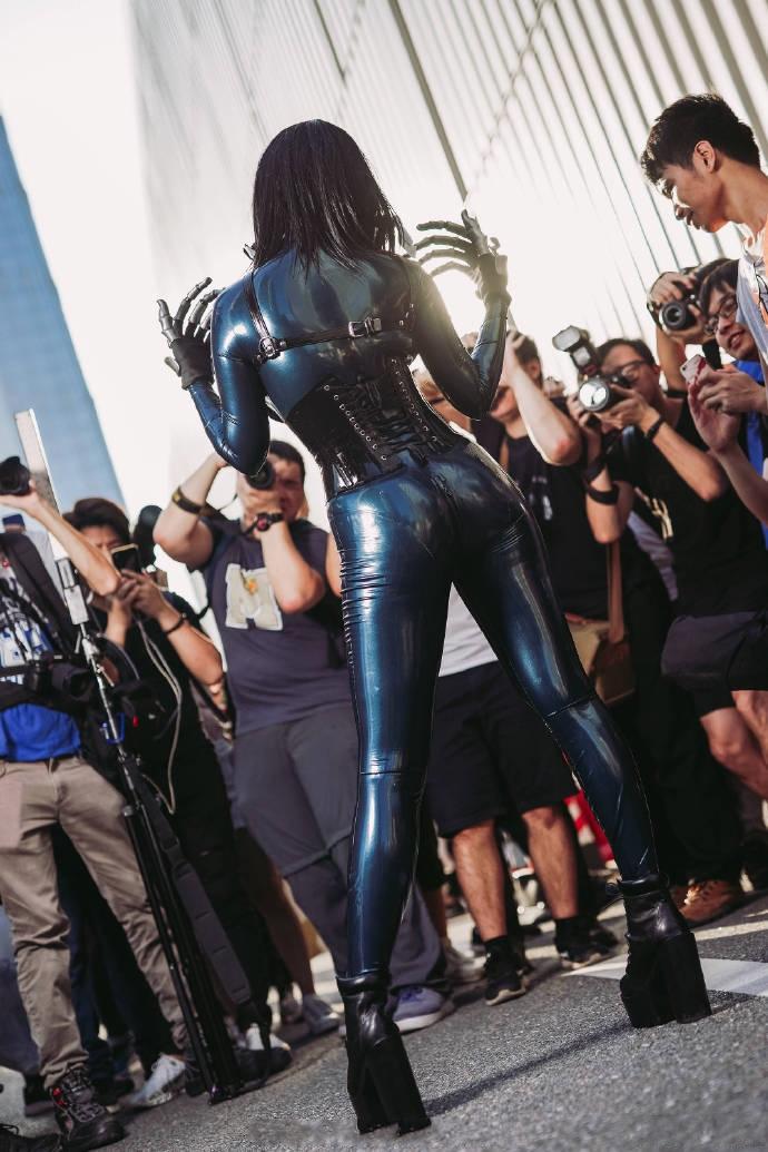 皮衣cos小姐姐火了造型满分神秘动人