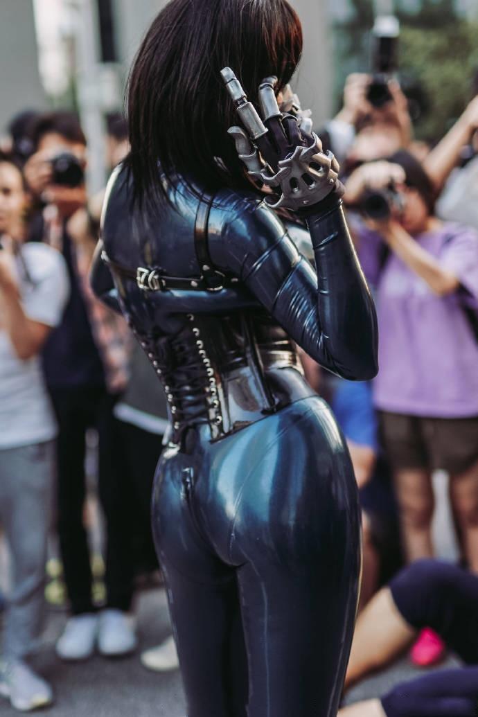 皮衣cos小姐姐火了造型满分神秘动人