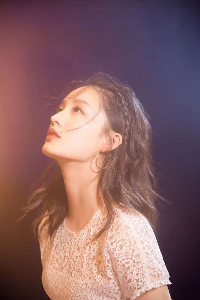 李沁白色连衣裙仙气飘飘,头上多扎了两根辫子,就美得不一般