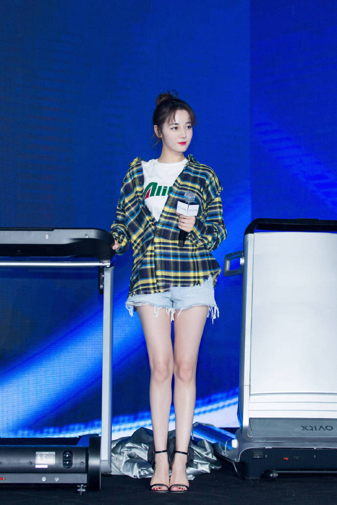 迪丽热巴身穿格子衬衣牛仔短裤元气十足俏皮丸子头尽显满满活力