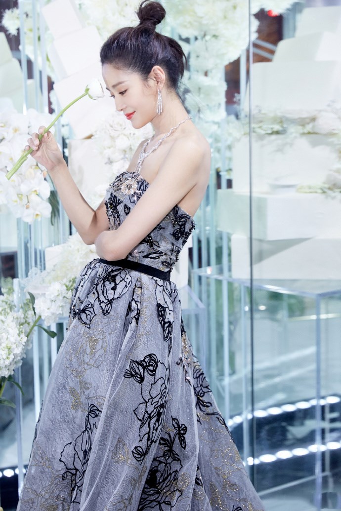 王媛可一袭抹胸礼服裙,穿出了童话世界公主的感觉,太惊艳!