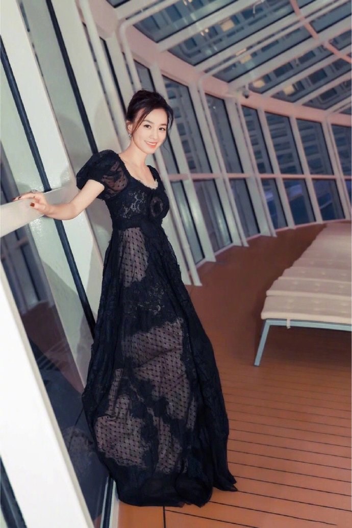 48岁张庭依旧女神,一袭黑色蕾丝连衣裙时尚优雅,浪漫唯美