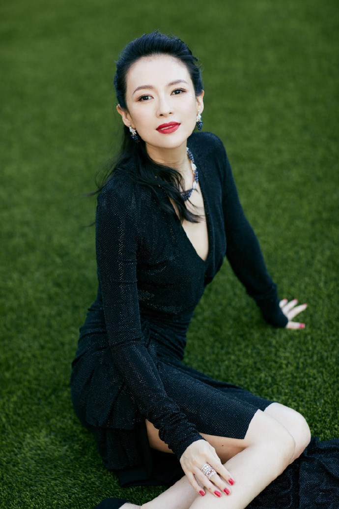 章子怡依旧美艳动人,两套黑色连衣裙,尽显性感优雅的一面