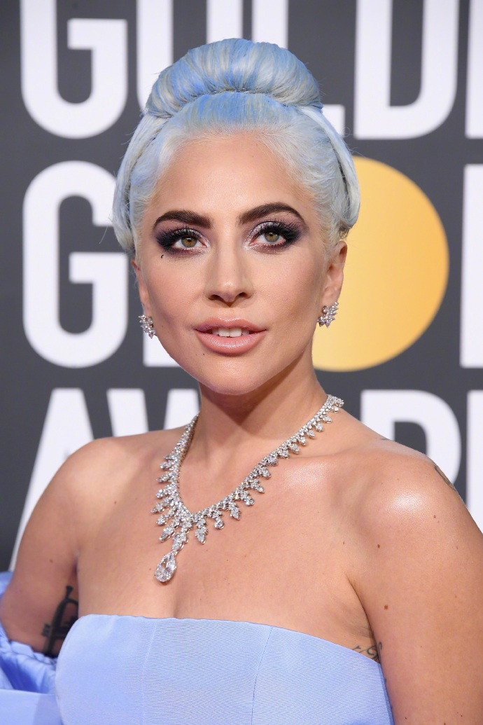 lady gaga雷人不再,金球奖造型夸张却被网友夸赞:这次太美了