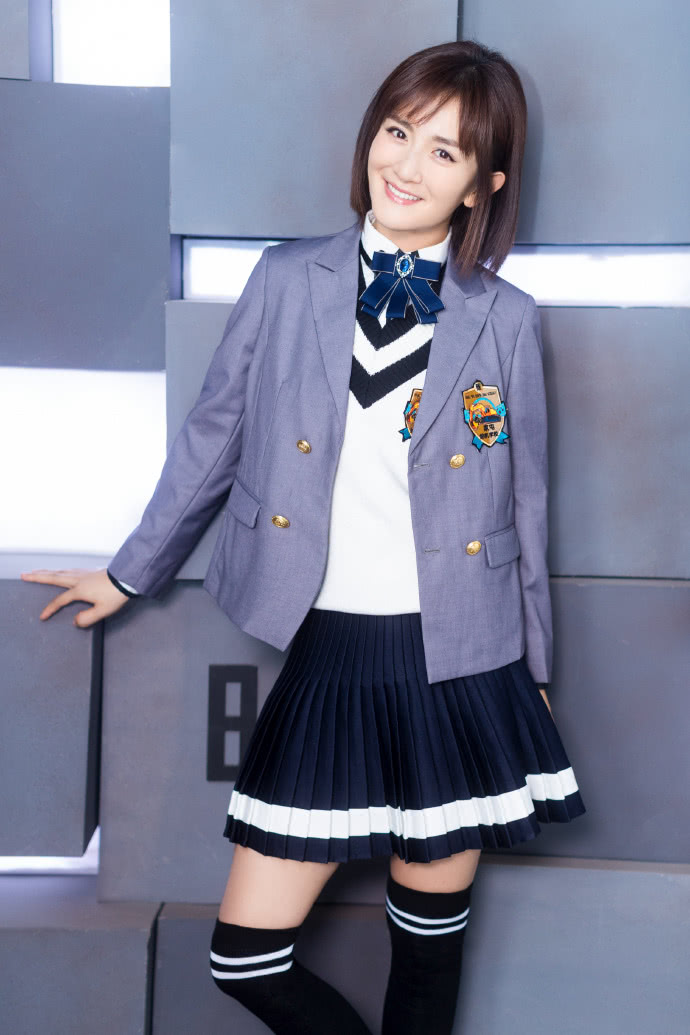 同穿校服装,郑爽清纯沈月可爱,38岁谢娜被吐槽:全靠p图