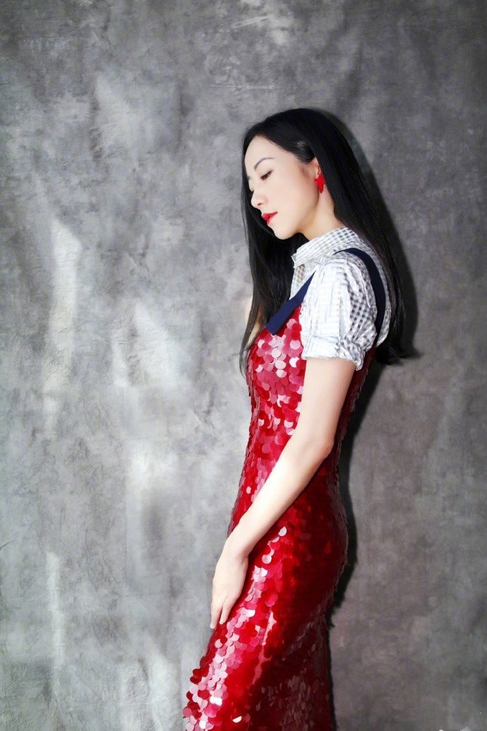 韩雪这一袭红色亮片吊带开叉裙好美,第五次登上央视春晚依旧惊喜