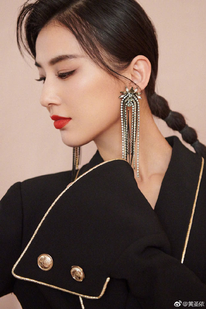 黄圣依黑色上衣配短裙优雅现身好身材与大长腿都格外抢镜