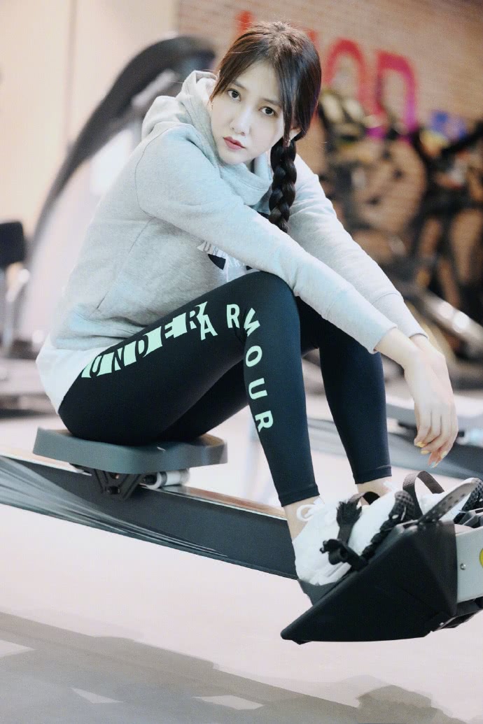 弦子晒自己的健身图,一身运动衣看起来好有青春少女的感觉