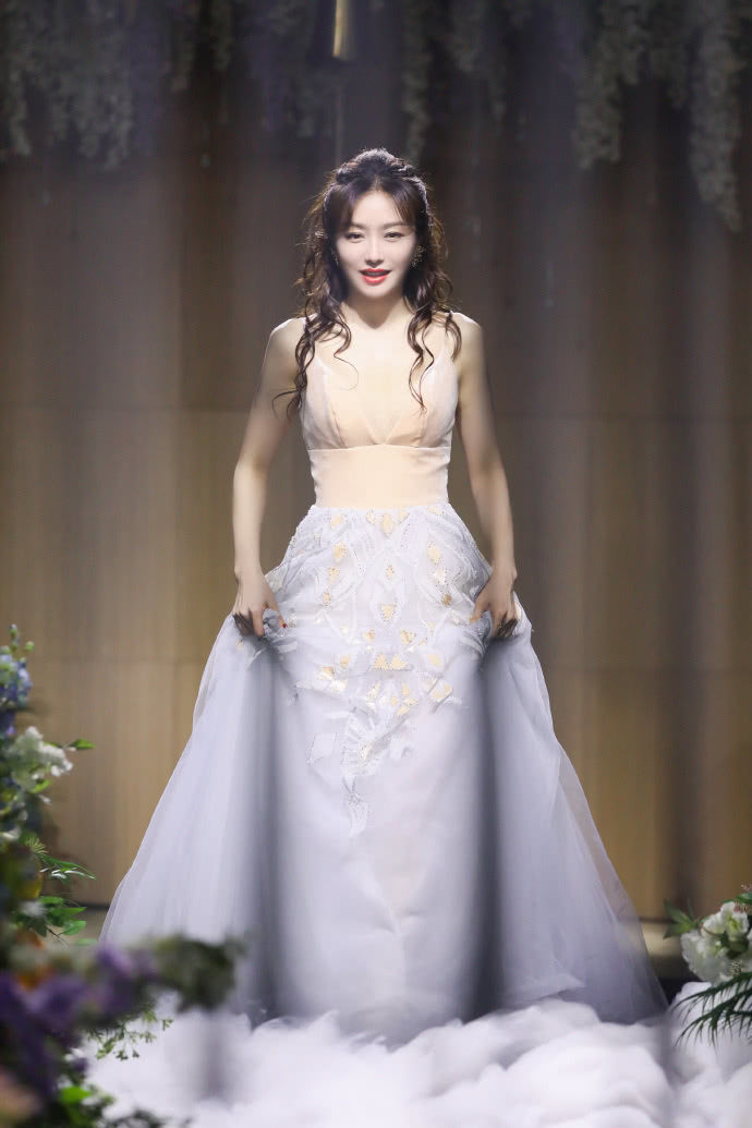 秦岚婚纱长裙出席活动,貌美如花,惊艳得让网友催嫁