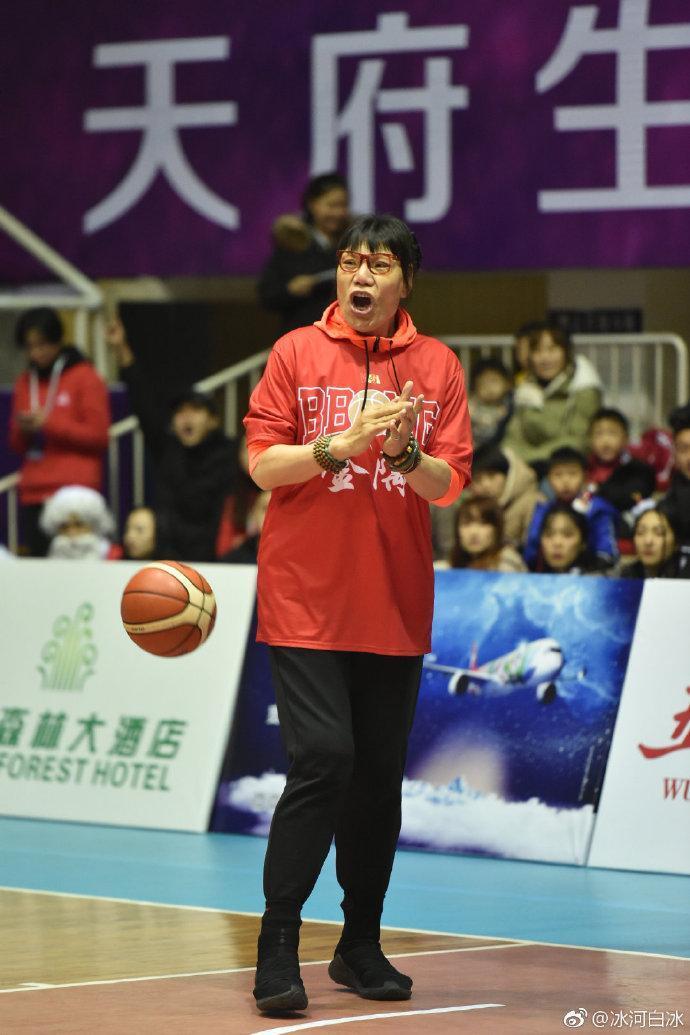 52岁"女巨人"郑海霞结婚9年无孩子,丈夫嫌她太高不能偷亲!