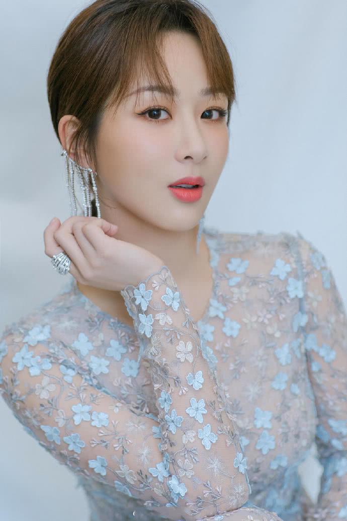 杨紫亮相第9届北京国际电影节红毯裸色纱裙上花朵萦绕美极了