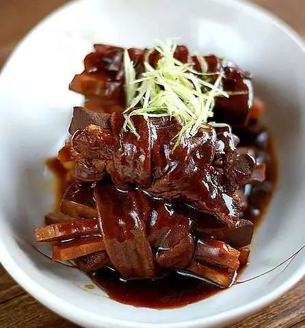 溧阳扎肝的主要材料是猪肝与猪小肠,根据不同的口味可以再扎上五花肉