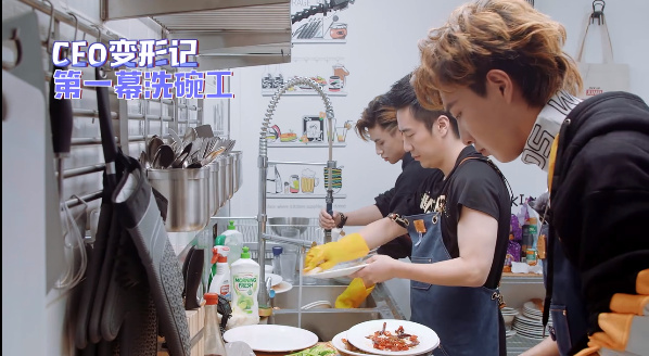 《奇妙的食光》大厂男孩夜市c位摆摊,唱跳《eiei》满满回忆杀!