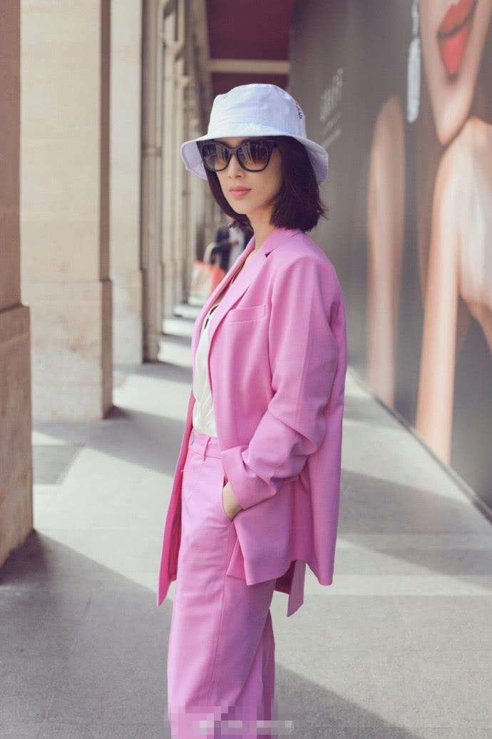 黄圣依穿粉色西装笑容甜美,变身骚气霸道总裁