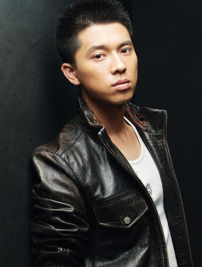 他走红时娶了自己前辈, 妻子33岁宛若少女, 儿子神似"蜡笔小新"