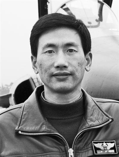 梁万俊冒着极大牺牲的可能放弃逃生机会迫降战机立下一等功