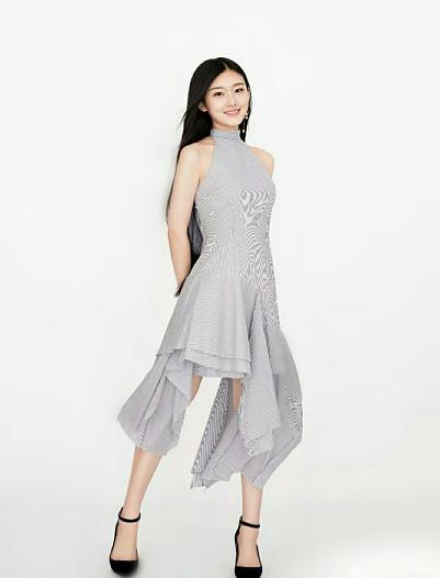 新人袁雨萱真的很爱毛衣,黑色毛衣简约大方,不挑人,谁穿都好看