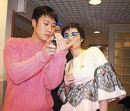 王菲曾非常受欢迎,天王为了追求她花3000万,谢霆锋都比不了