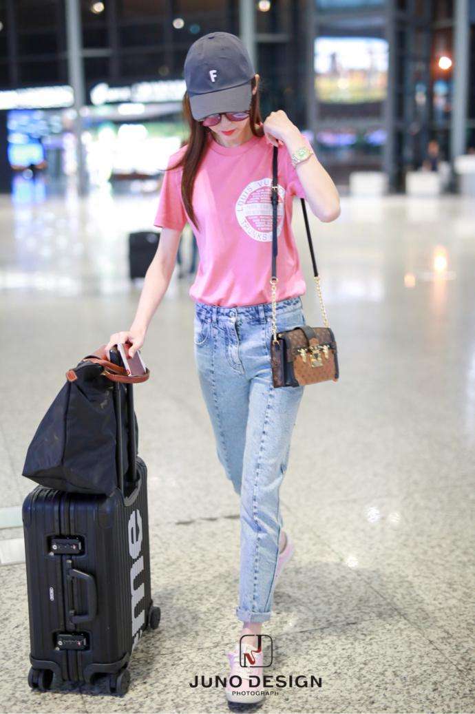 唐嫣真是又高又瘦,衬衫搭牛仔裤现身,网友:风大点都怕把糖吹飞