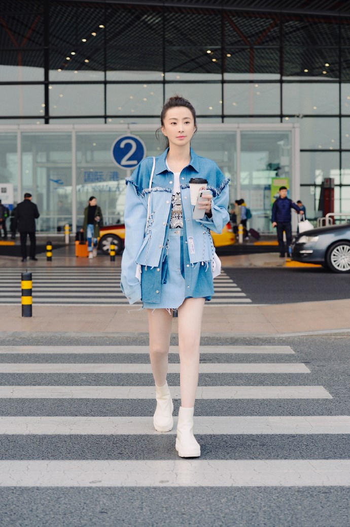 林静一身蓝色牛仔衬衫短裙穿搭,变身帅美蓝朋友,修长美腿吸睛