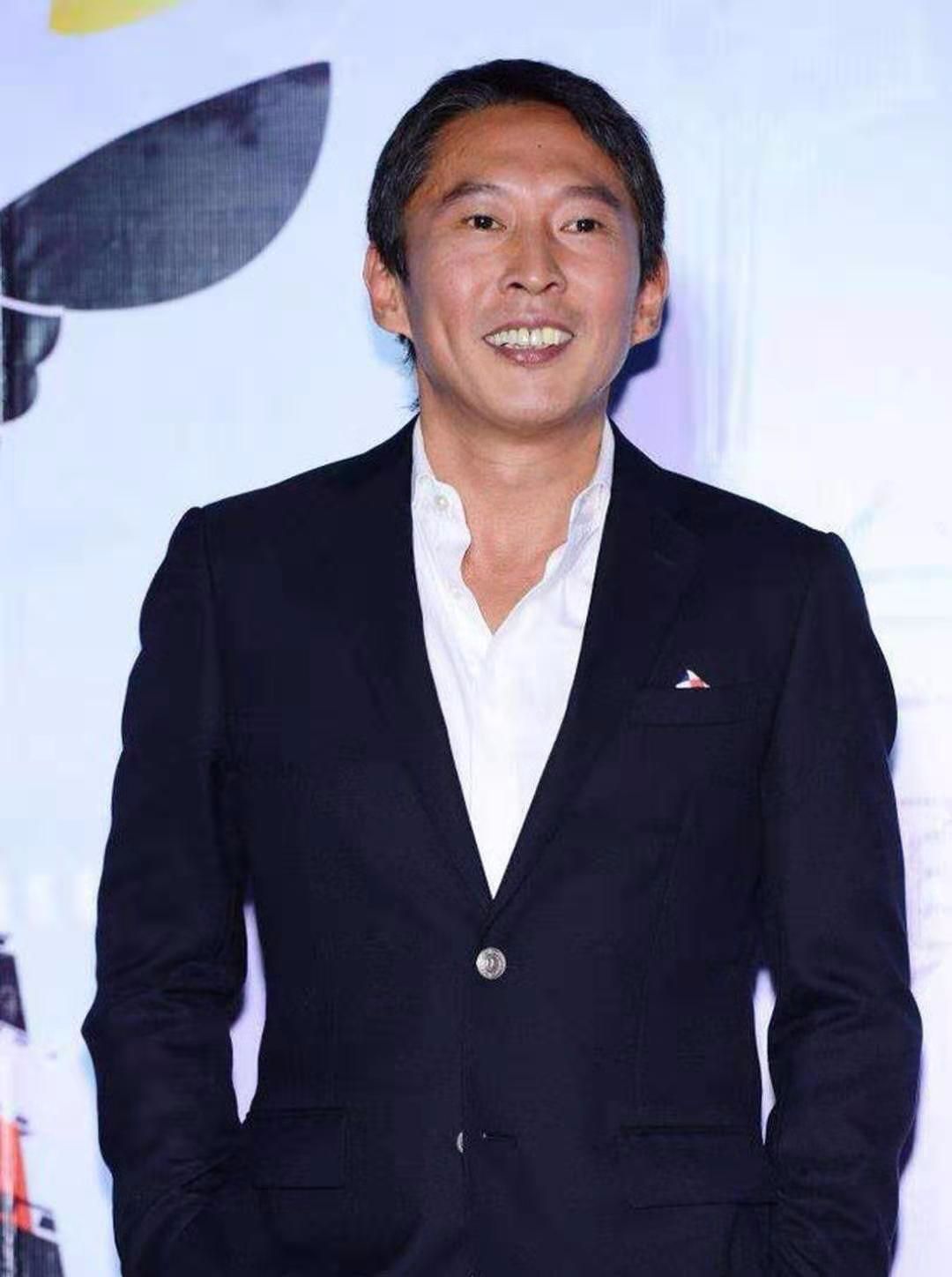 钮承泽性侵案再开庭,骑单车手拿保温杯亮相,像老干部开会