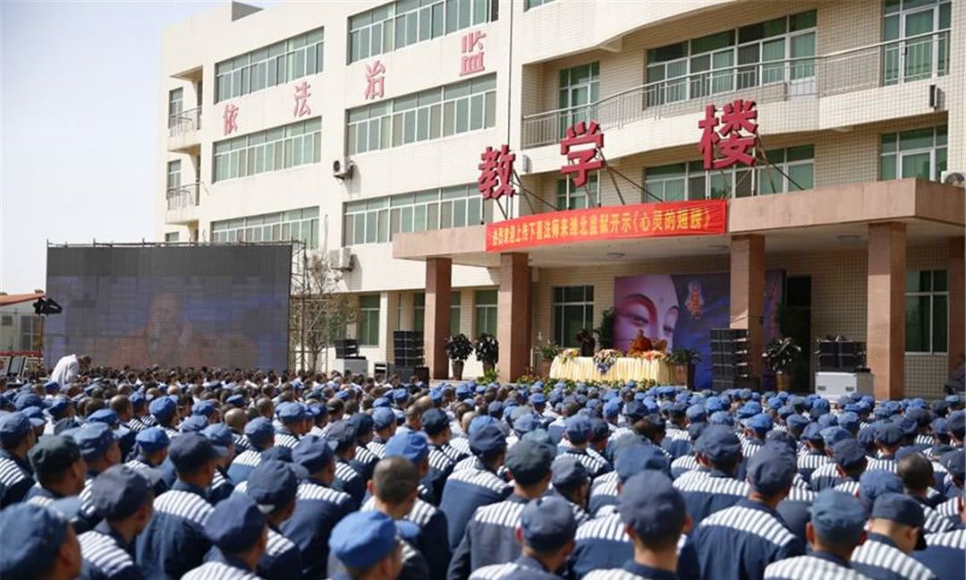 被判无期徒刑的犯人,每天在监狱做什么?像电视上演的那样吗?