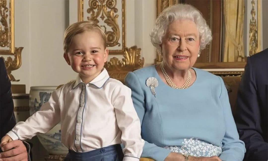 虽然今年女王已经有93岁了,但是女王还是非常疼爱自己的孙子和曾孙们