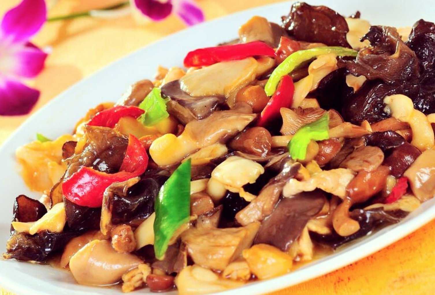 第一款是一款很普通的,也是很多家庭都比较喜欢的菜式,这个是炒杂菌