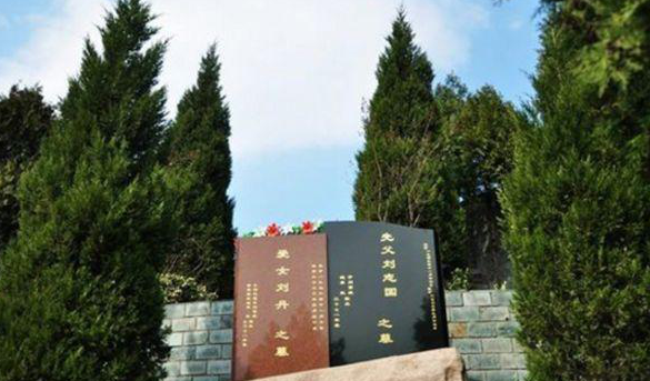 5大去世明星的墓地,乔任梁墓前姹紫嫣红,而她与父亲合葬在一起