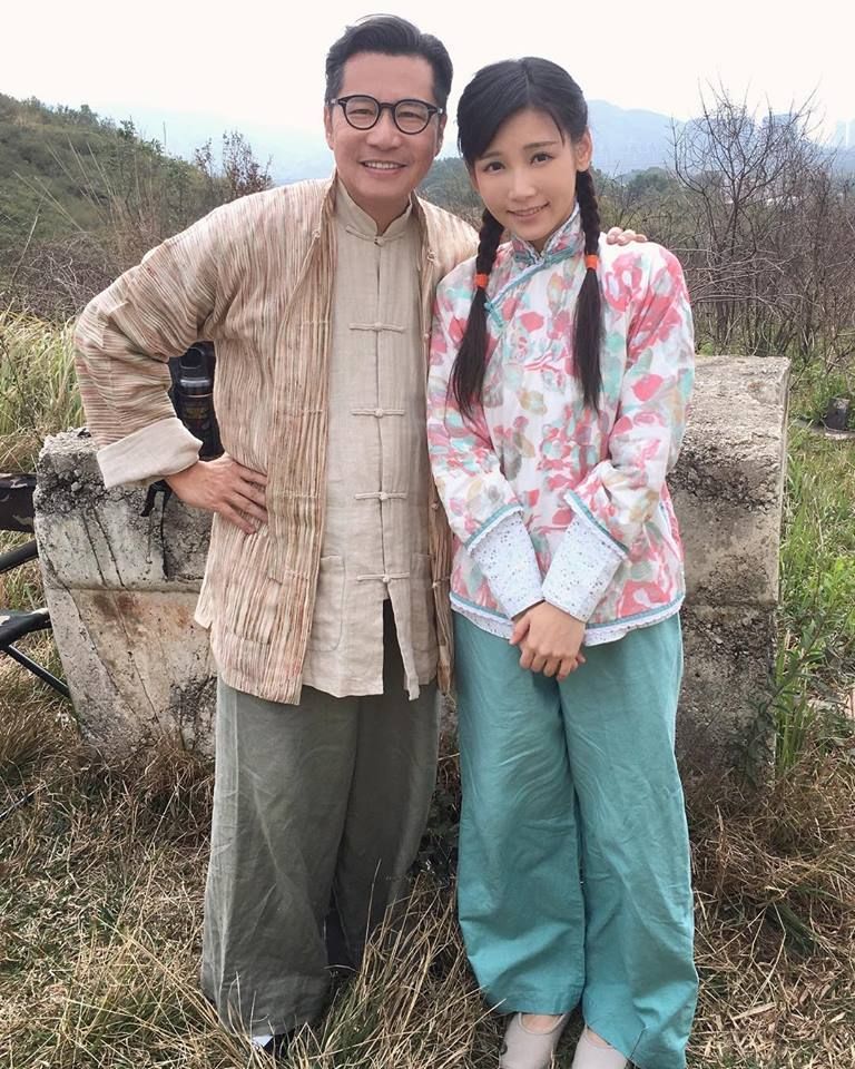 一身装束够仙气!女神简淑儿可爱表情包,强调自己纯天然!