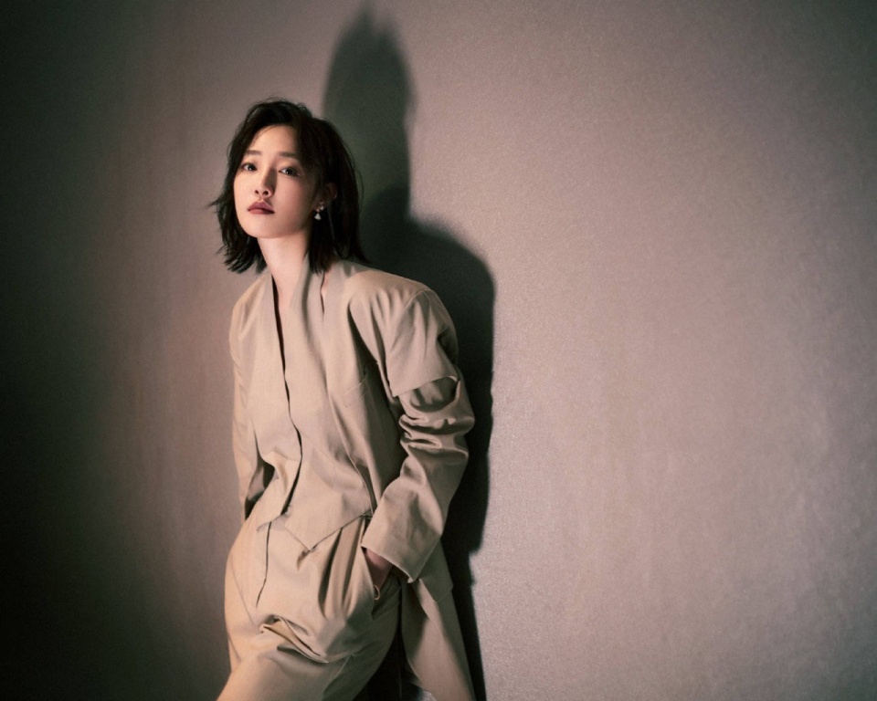 白百何素颜观影 高清镜头下皮肤吹弹可破 一个细节却原形毕露