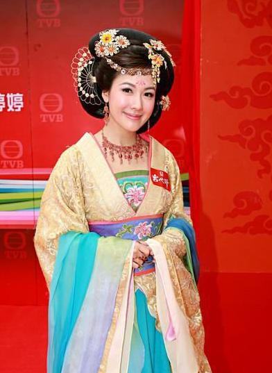 身为富家女的她却遭遇破产,只和富豪谈恋爱,如今依然单身一人