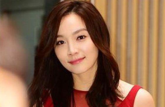 其实有不少人都说过对家暴是要零容忍的,李敏英想必也是看清了李灿