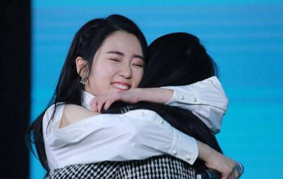 国民妈妈张凯丽全家福曝光老公身份显赫学霸女儿真漂亮