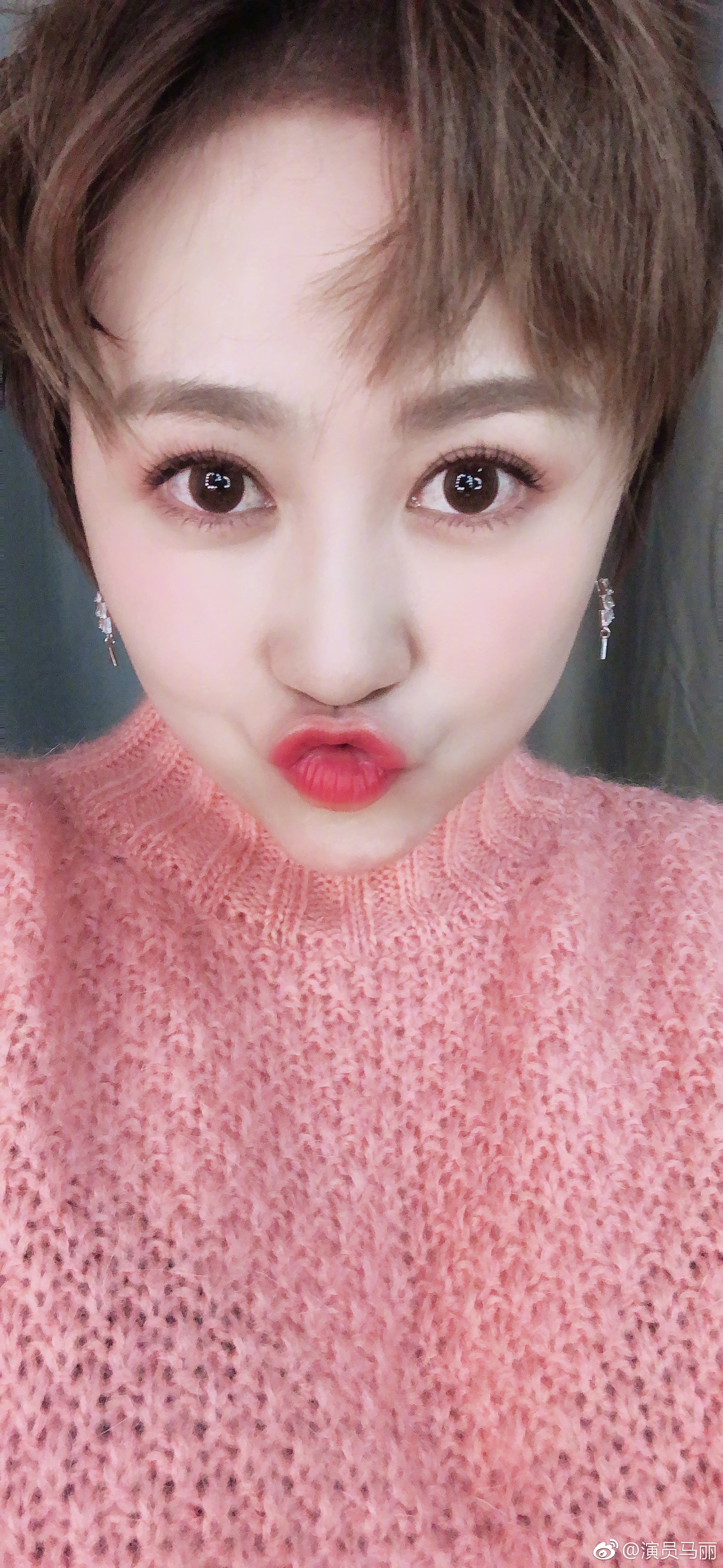 在12日的微博当中,马丽调皮的和网友互动"我大鹤岗下午三点半天就黑了