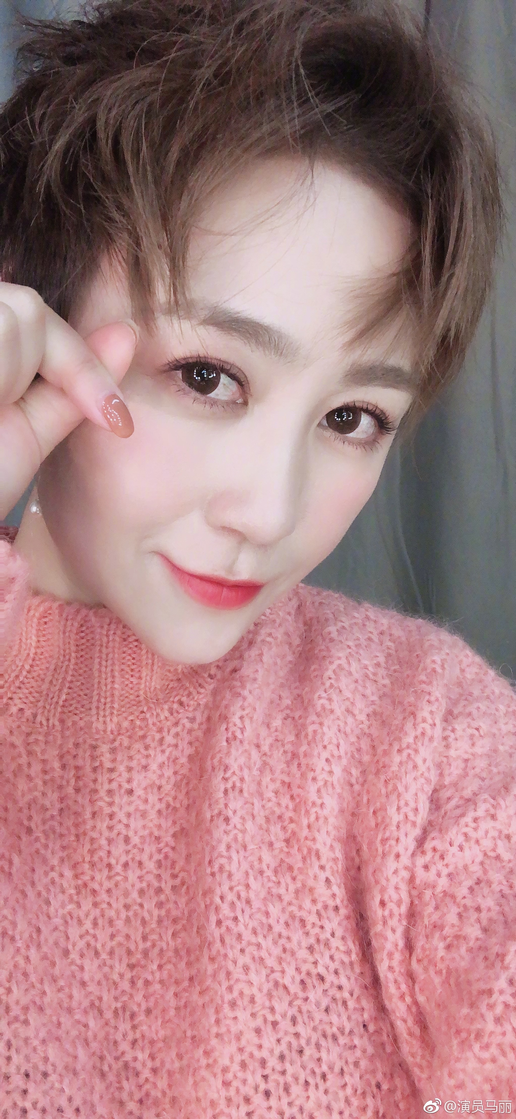 在12日的微博当中,马丽调皮的和网友互动"我大鹤岗下午三点半天就黑了