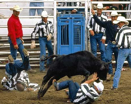 全球最会玩的监狱犯人在斗牛场打牌谁坚持到最后就是赢家