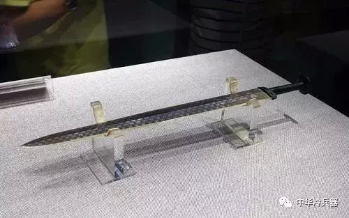 荆轲刺秦时,秦始皇三次拔不出剑,真是因为剑太长了吗?|秦国|秦始皇|佩剑_新浪新闻